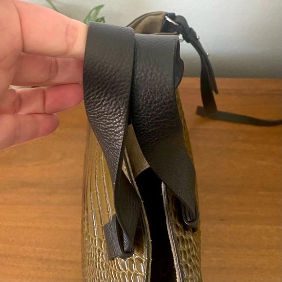 ♦️SOLD♦️ Vince Camuto Croc Embossed Suede Mavis Tote Olive Green Crossbody Bag - Picture 8 of 13